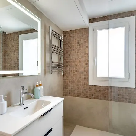 Charming 1-bedroom With Pool In Apartament