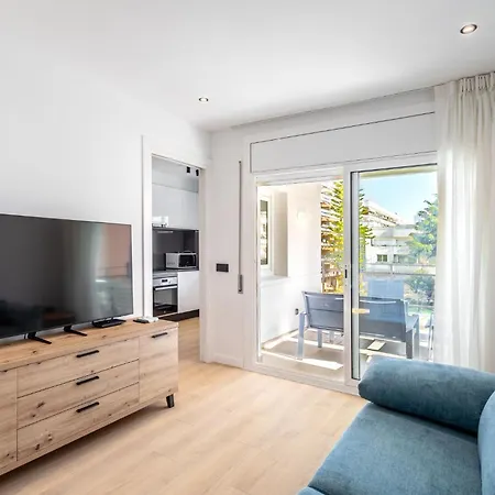 Apartament Charming 1-bedroom With Pool In
