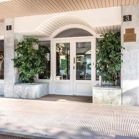 Apartament Charming 1-bedroom With Pool In